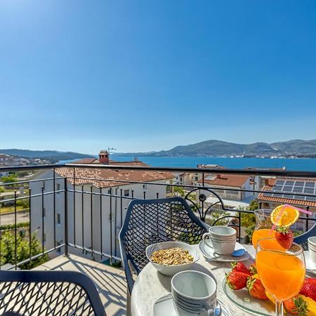 Island Resort Mihaela - Happy Rentals Trogir Buitenkant foto