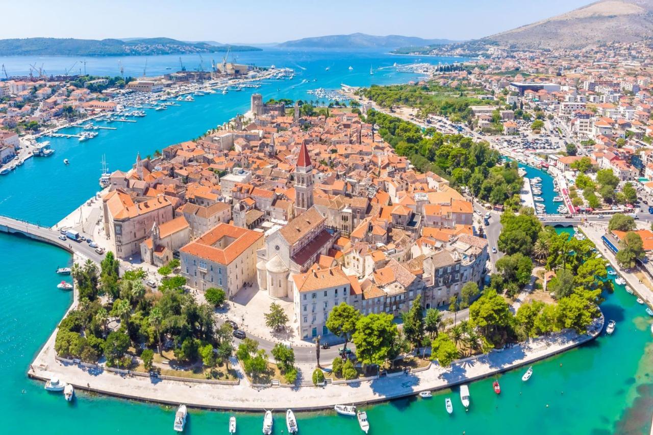 Island Resort Mihaela - Happy Rentals Trogir Buitenkant foto