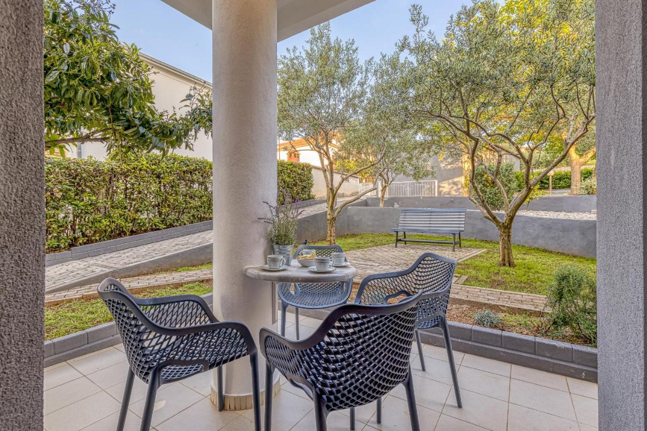 Island Resort Mihaela - Happy Rentals Trogir Buitenkant foto