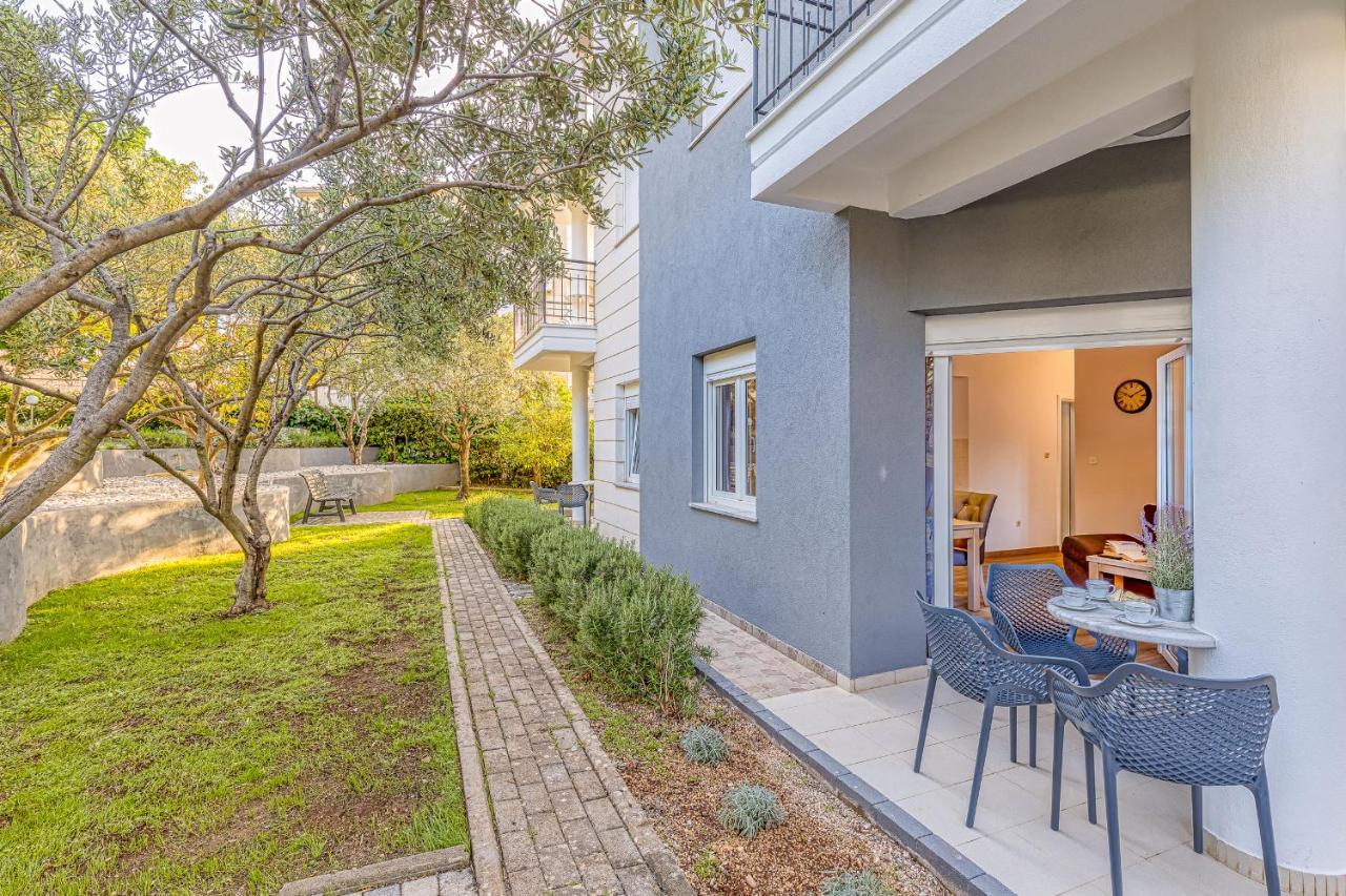 Island Resort Mihaela - Happy Rentals Trogir Buitenkant foto