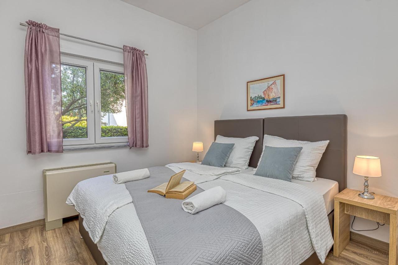 Island Resort Mihaela - Happy Rentals Trogir Buitenkant foto