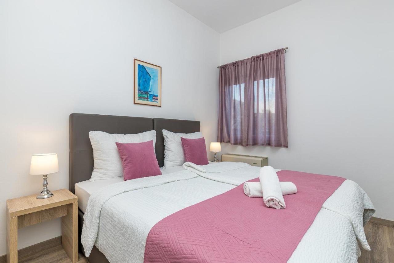 Island Resort Mihaela - Happy Rentals Trogir Buitenkant foto