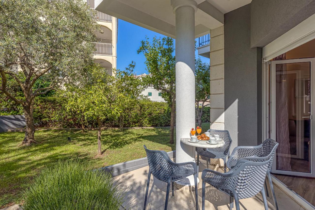 Island Resort Mihaela - Happy Rentals Trogir Buitenkant foto