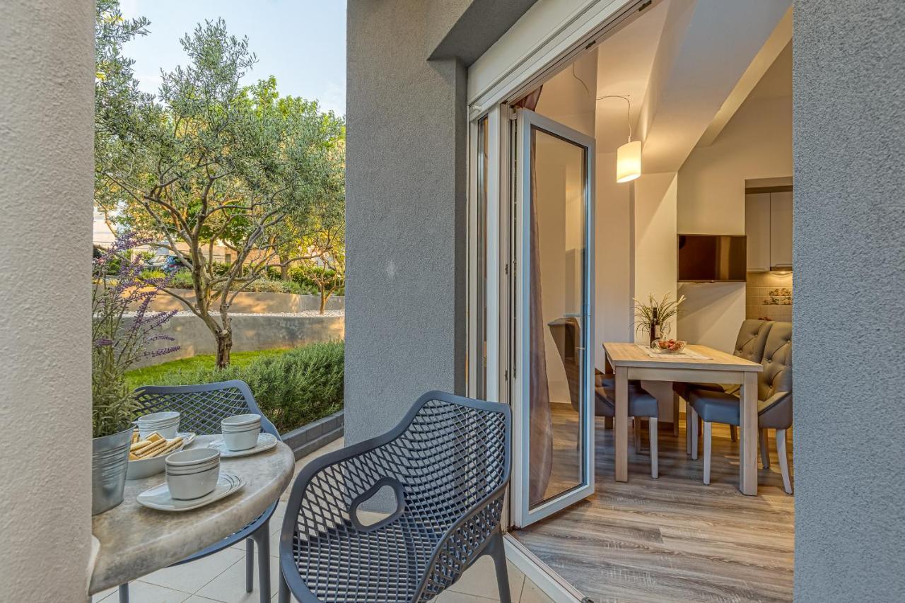 Island Resort Mihaela - Happy Rentals Trogir Buitenkant foto
