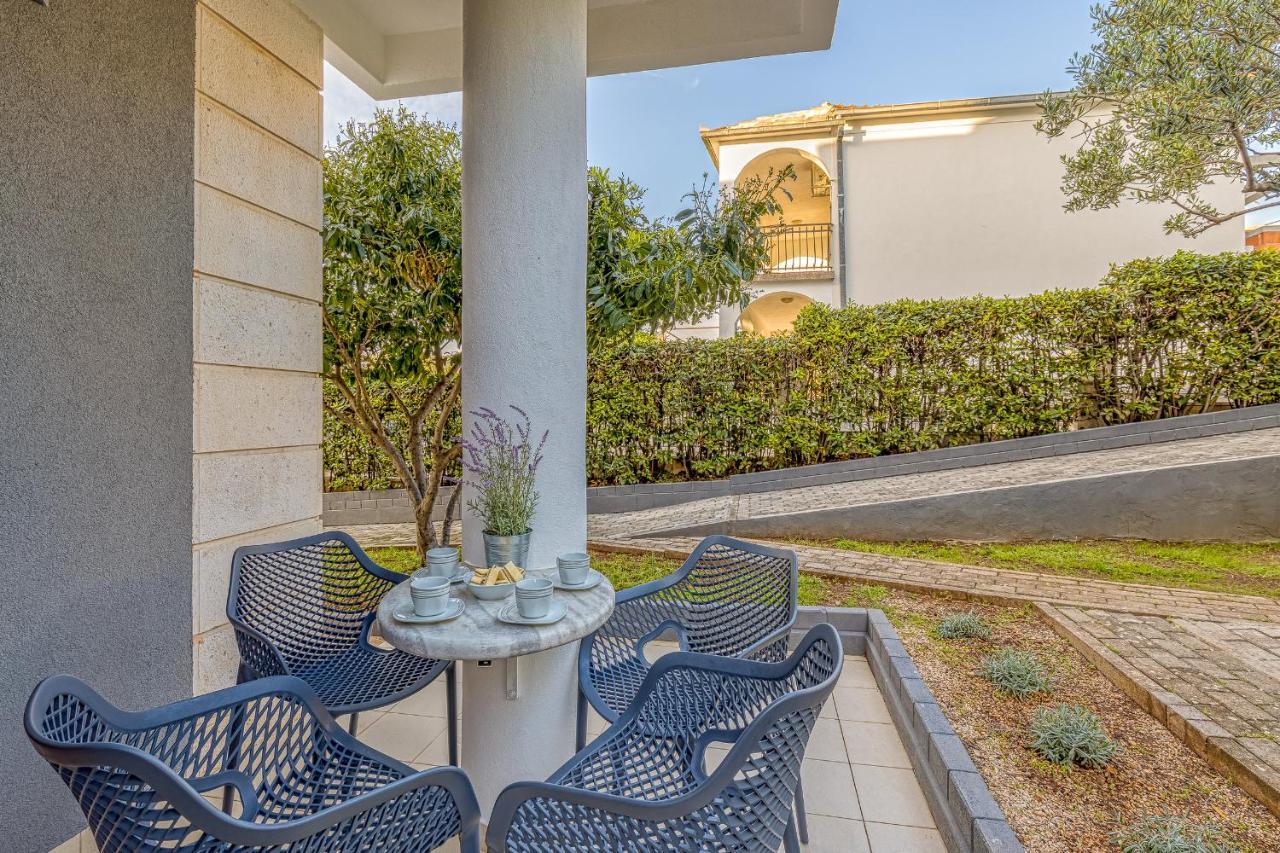 Island Resort Mihaela - Happy Rentals Trogir Buitenkant foto