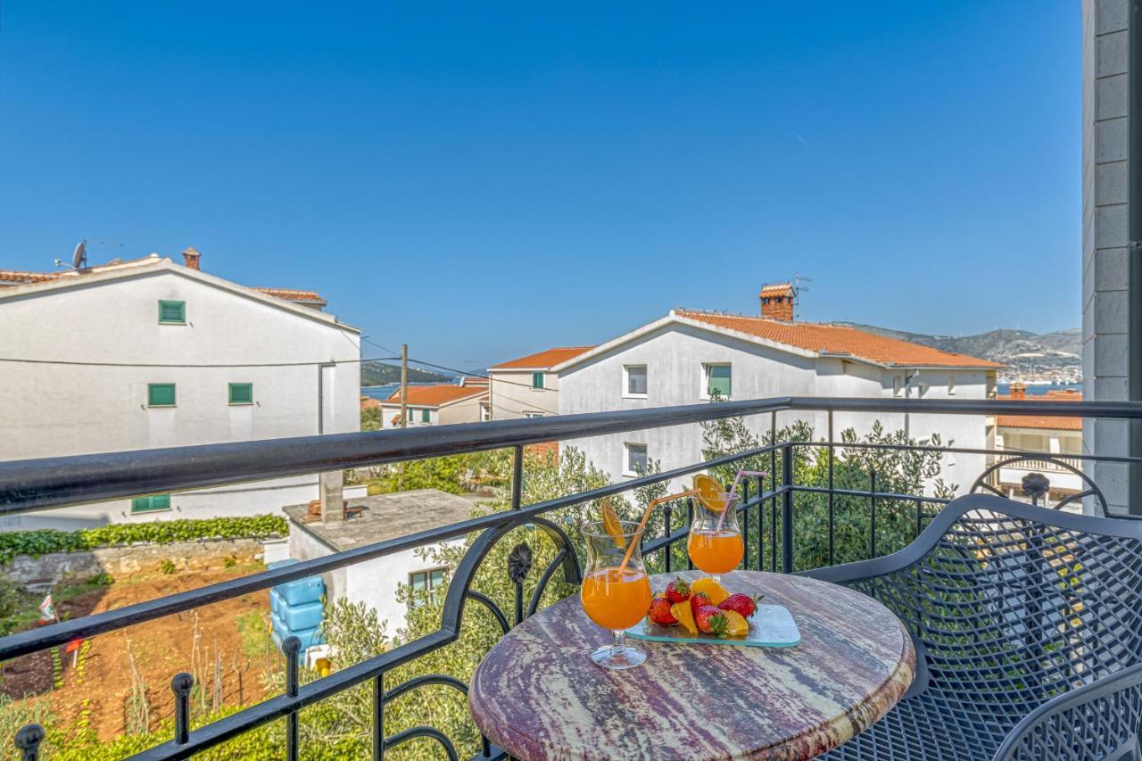 Island Resort Mihaela - Happy Rentals Trogir Buitenkant foto
