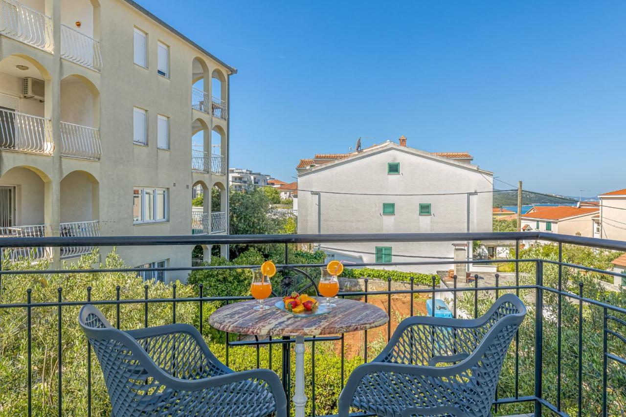 Island Resort Mihaela - Happy Rentals Trogir Buitenkant foto