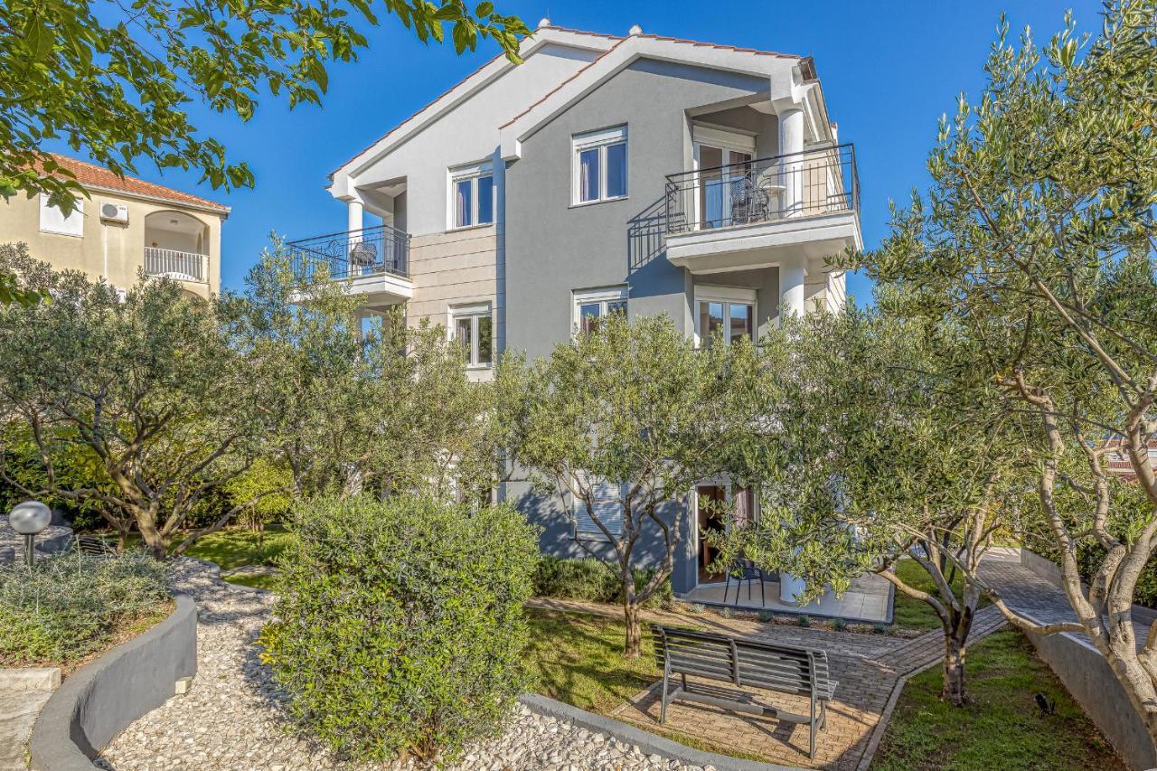 Island Resort Mihaela - Happy Rentals Trogir Buitenkant foto
