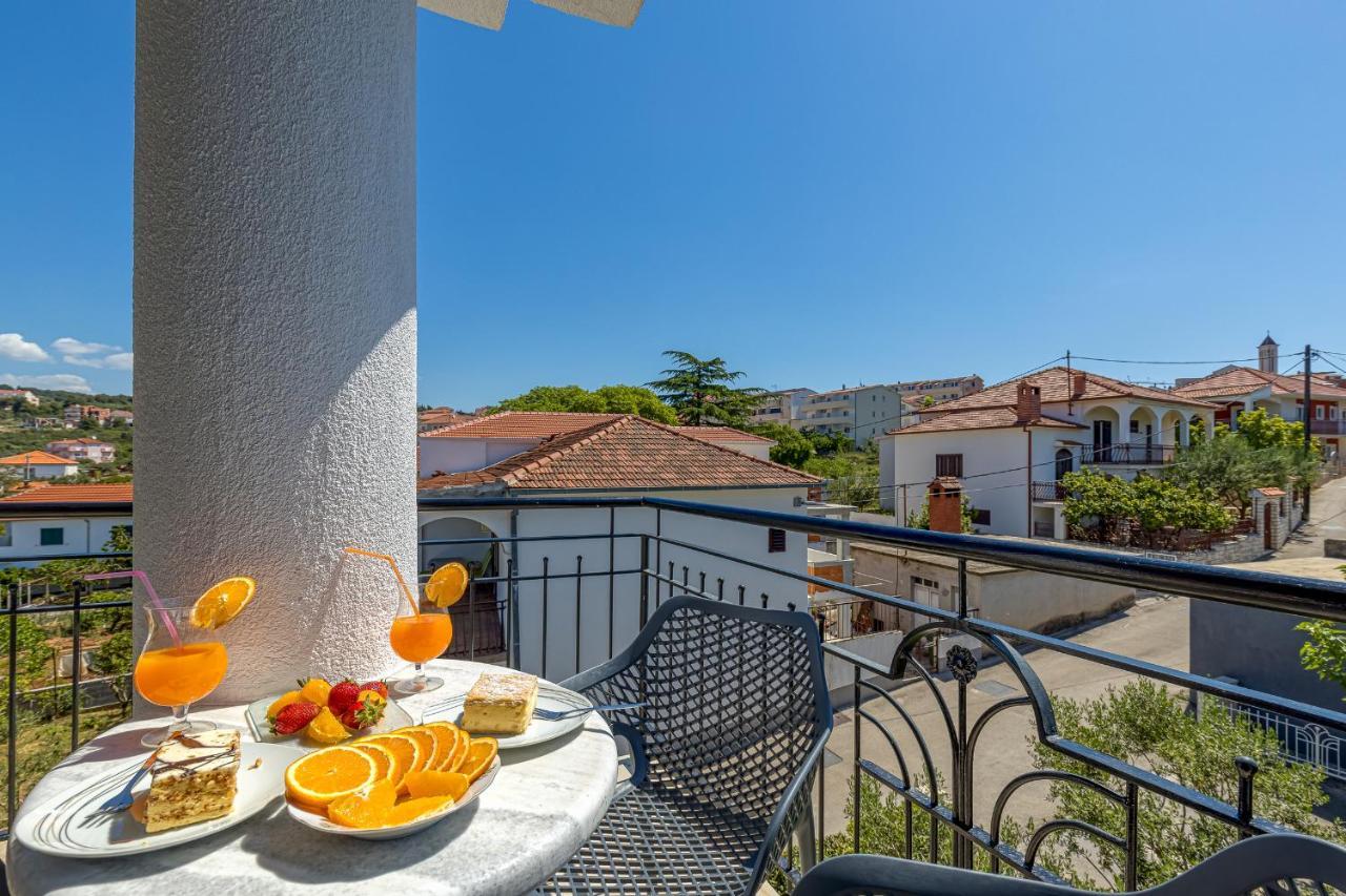 Island Resort Mihaela - Happy Rentals Trogir Buitenkant foto