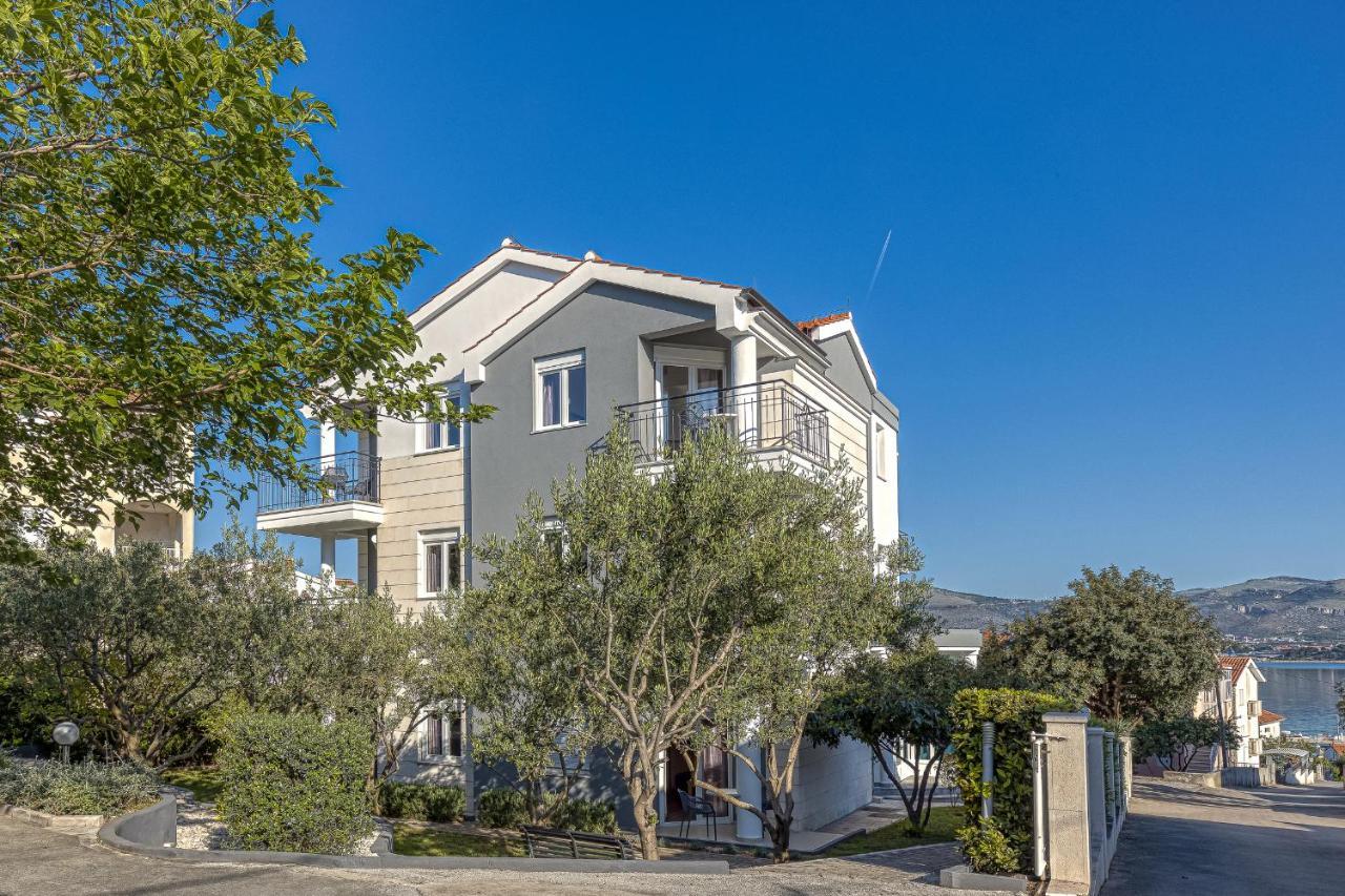 Island Resort Mihaela - Happy Rentals Trogir Buitenkant foto