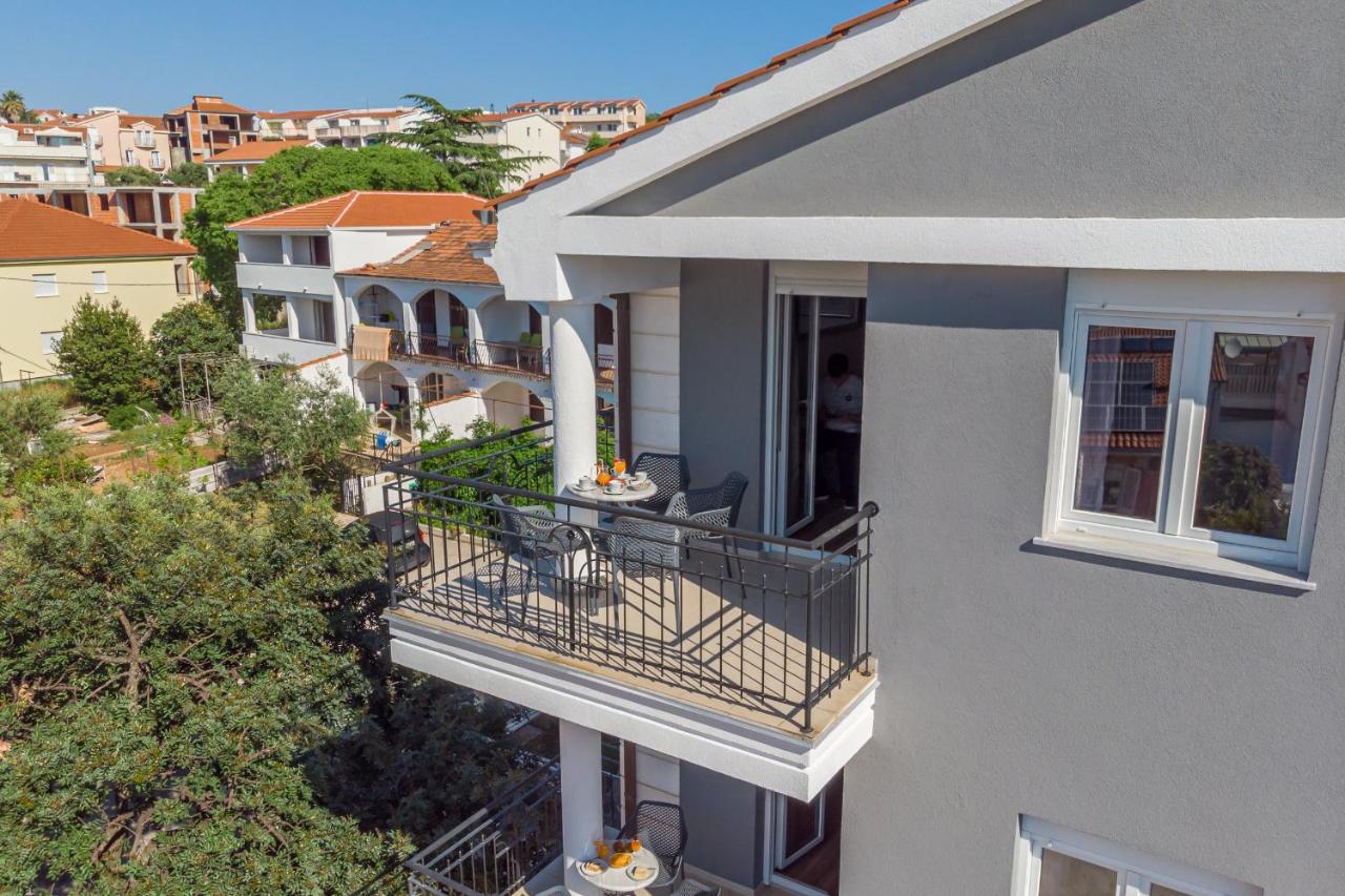 Island Resort Mihaela - Happy Rentals Trogir Buitenkant foto