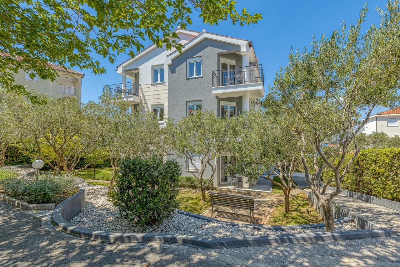 Island Resort Mihaela - Happy Rentals Trogir Buitenkant foto