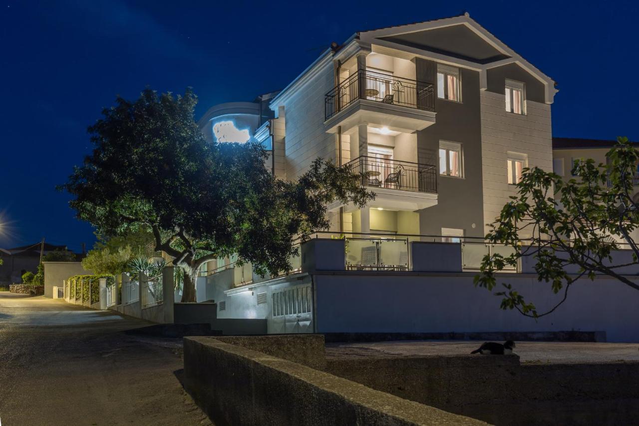 Island Resort Mihaela - Happy Rentals Trogir Buitenkant foto