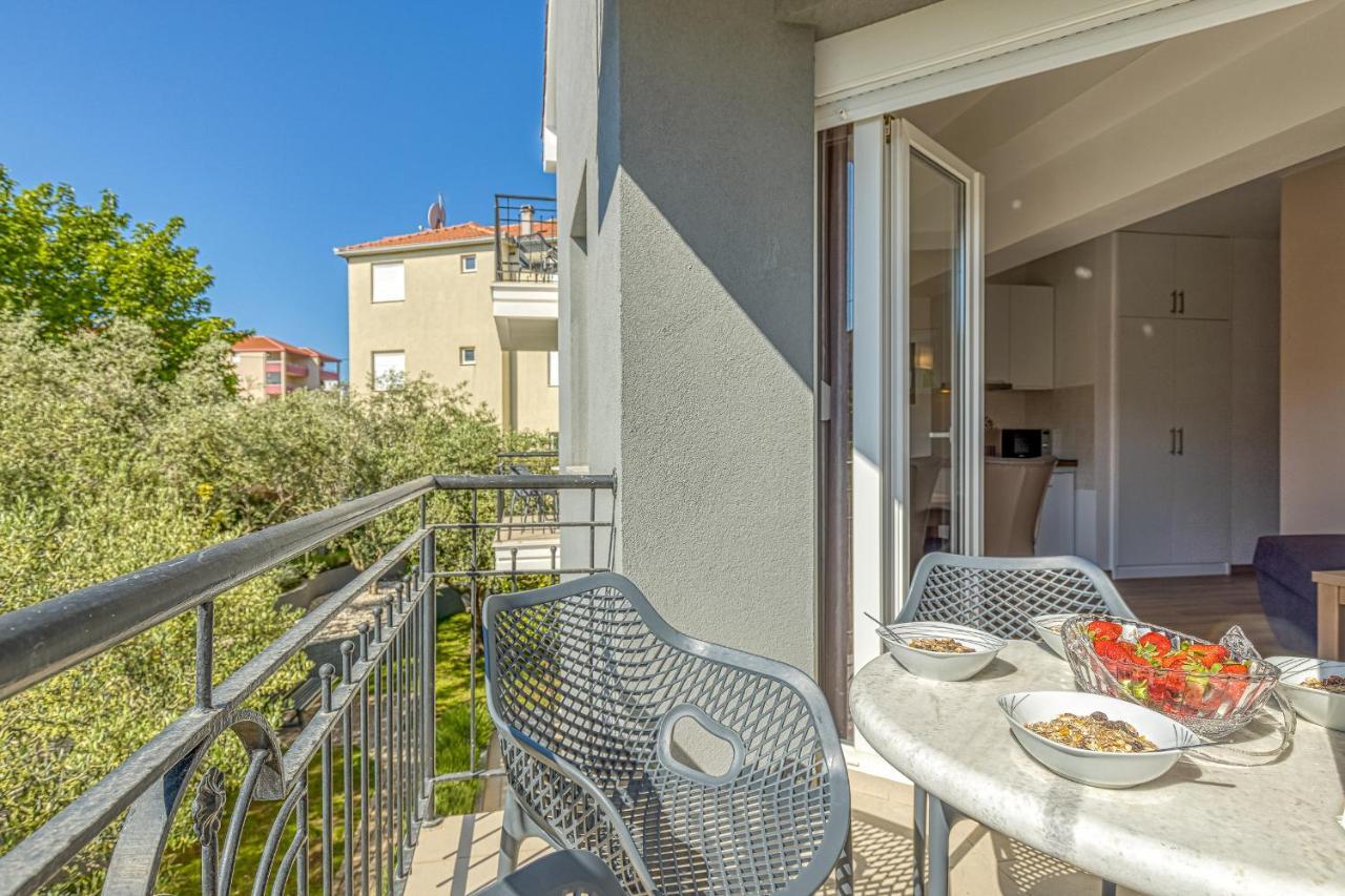 Island Resort Mihaela - Happy Rentals Trogir Buitenkant foto
