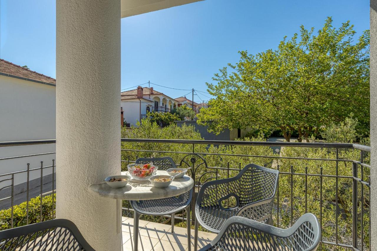 Island Resort Mihaela - Happy Rentals Trogir Buitenkant foto