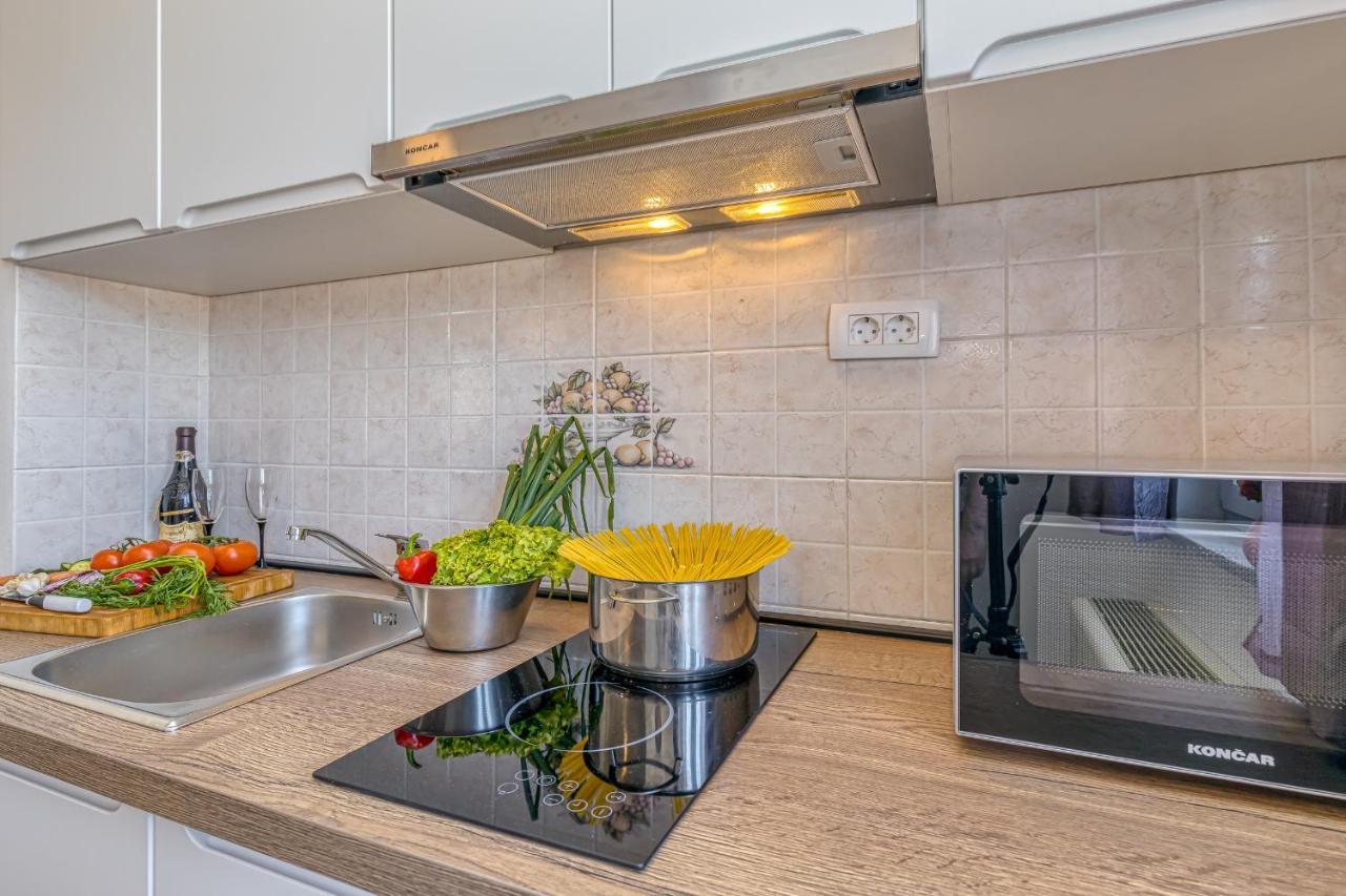 Island Resort Mihaela - Happy Rentals Trogir Buitenkant foto