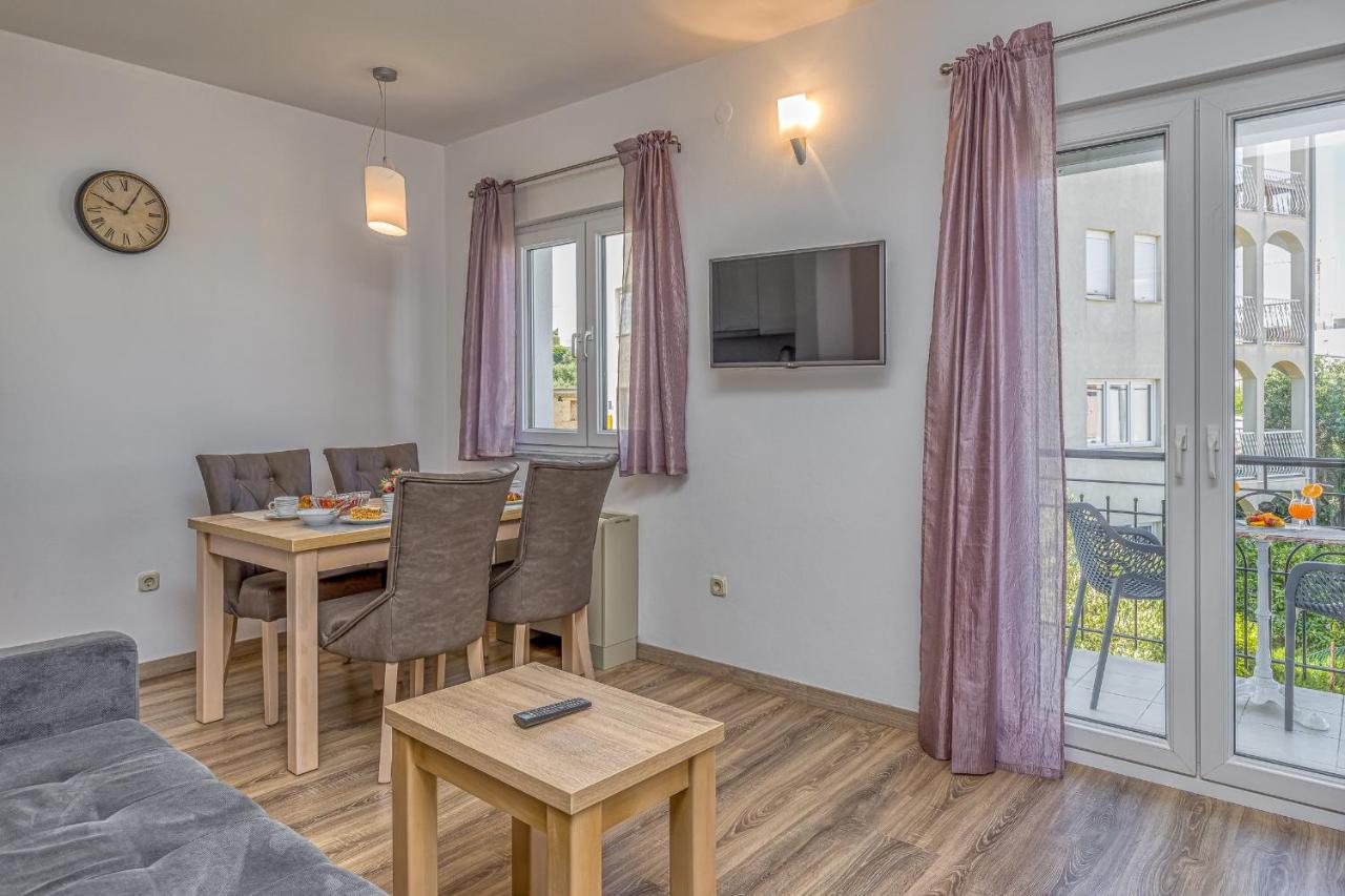 Island Resort Mihaela - Happy Rentals Trogir Buitenkant foto