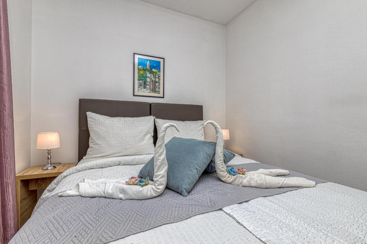 Island Resort Mihaela - Happy Rentals Trogir Buitenkant foto