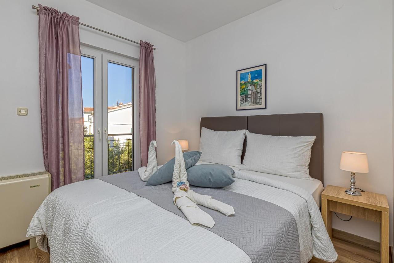Island Resort Mihaela - Happy Rentals Trogir Buitenkant foto
