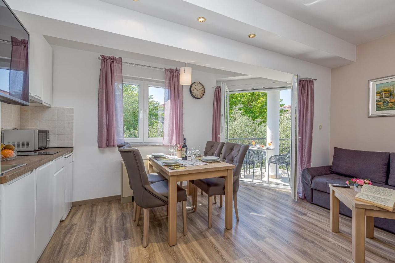 Island Resort Mihaela - Happy Rentals Trogir Buitenkant foto