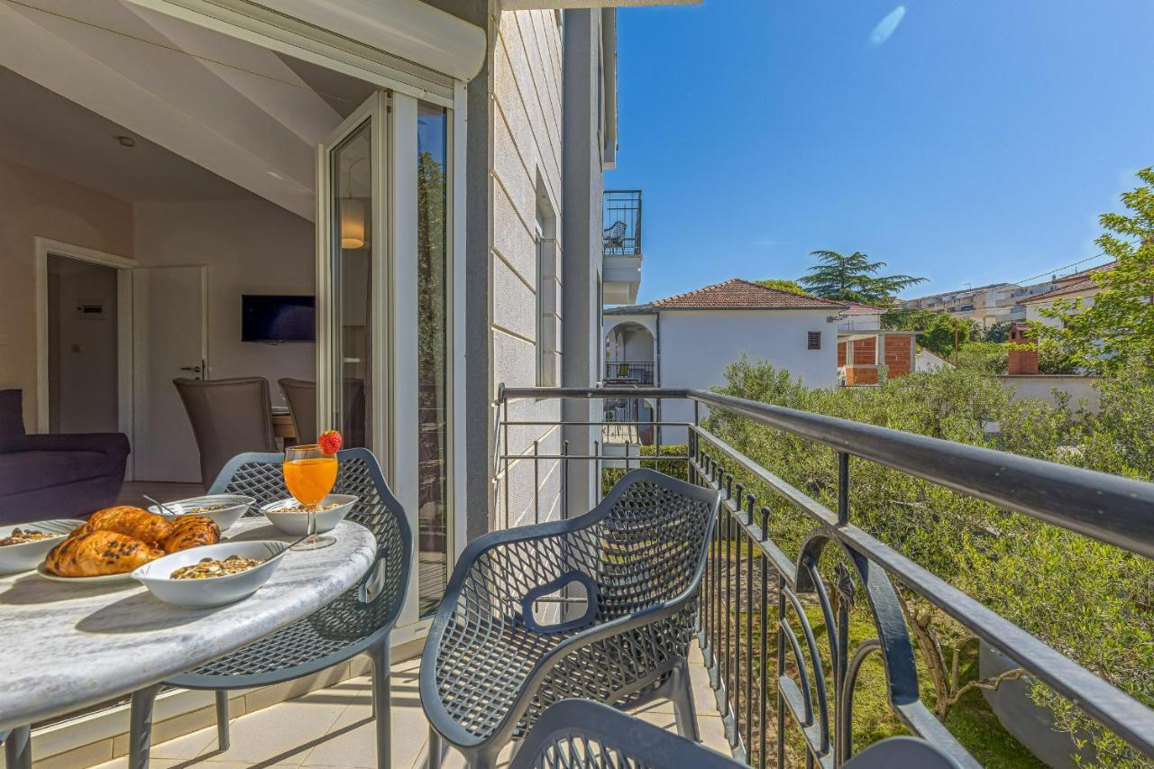 Island Resort Mihaela - Happy Rentals Trogir Buitenkant foto