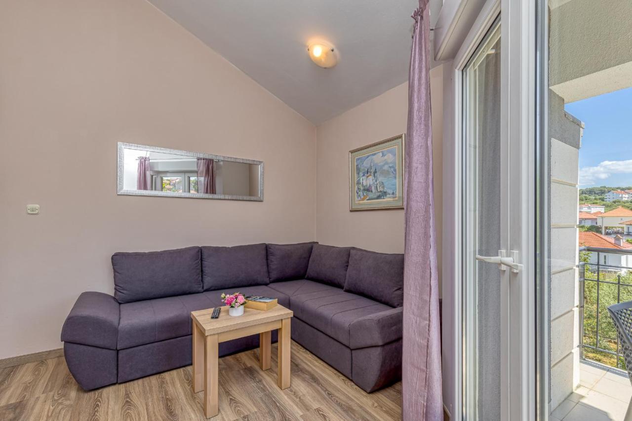 Island Resort Mihaela - Happy Rentals Trogir Buitenkant foto