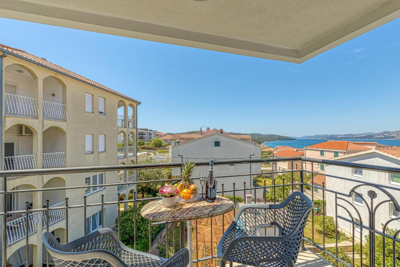Island Resort Mihaela - Happy Rentals Trogir Buitenkant foto
