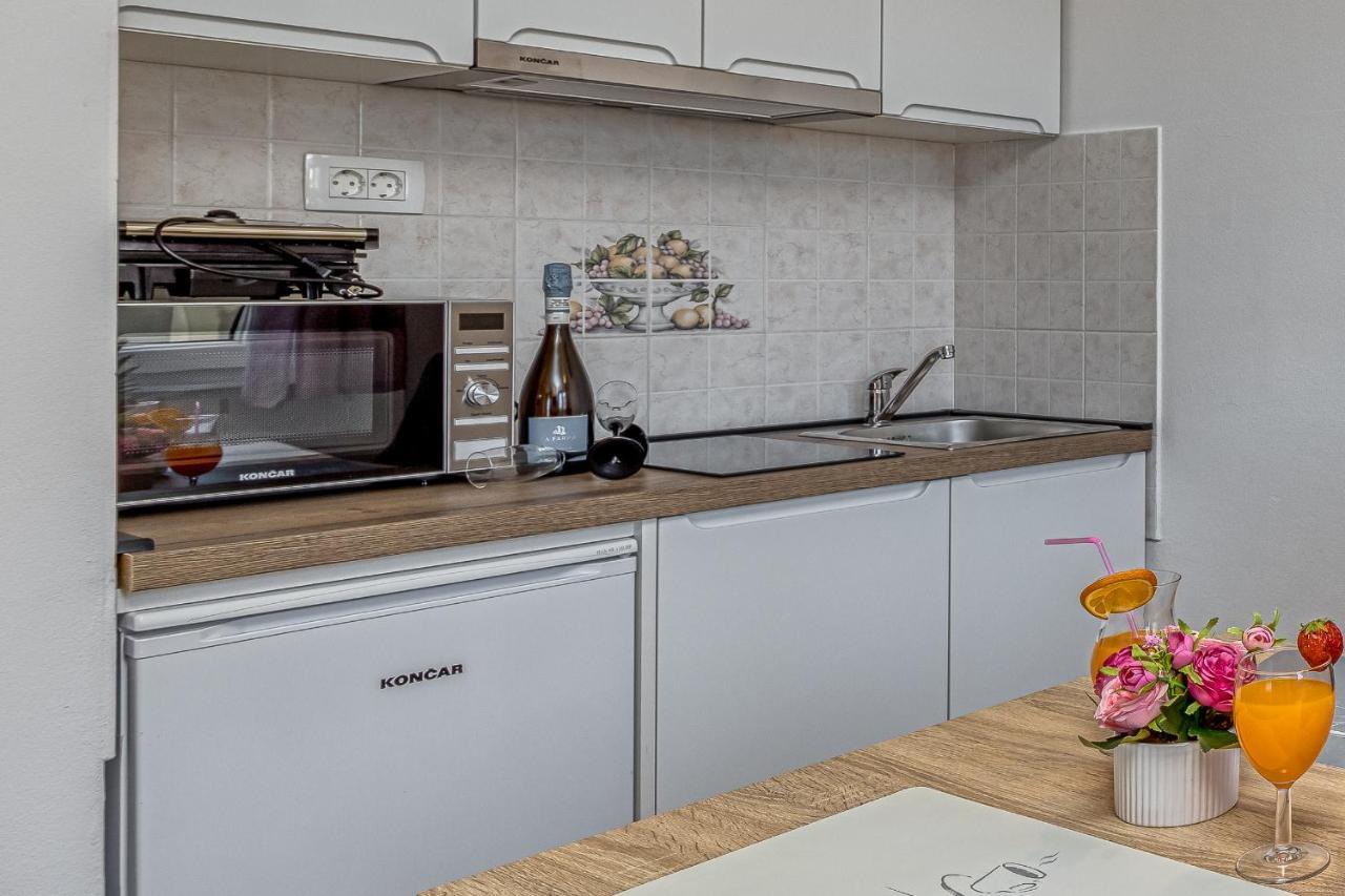 Island Resort Mihaela - Happy Rentals Trogir Buitenkant foto