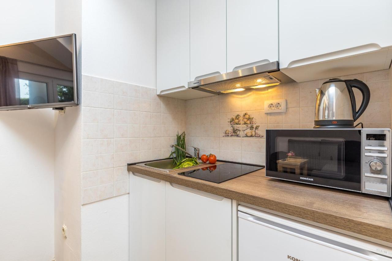 Island Resort Mihaela - Happy Rentals Trogir Buitenkant foto