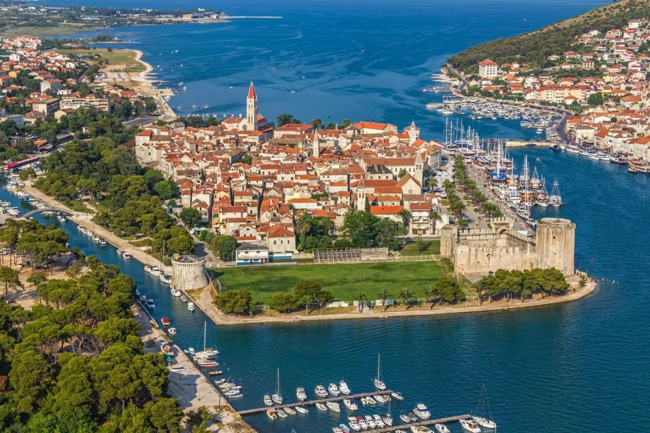 Island Resort Mihaela - Happy Rentals Trogir Buitenkant foto