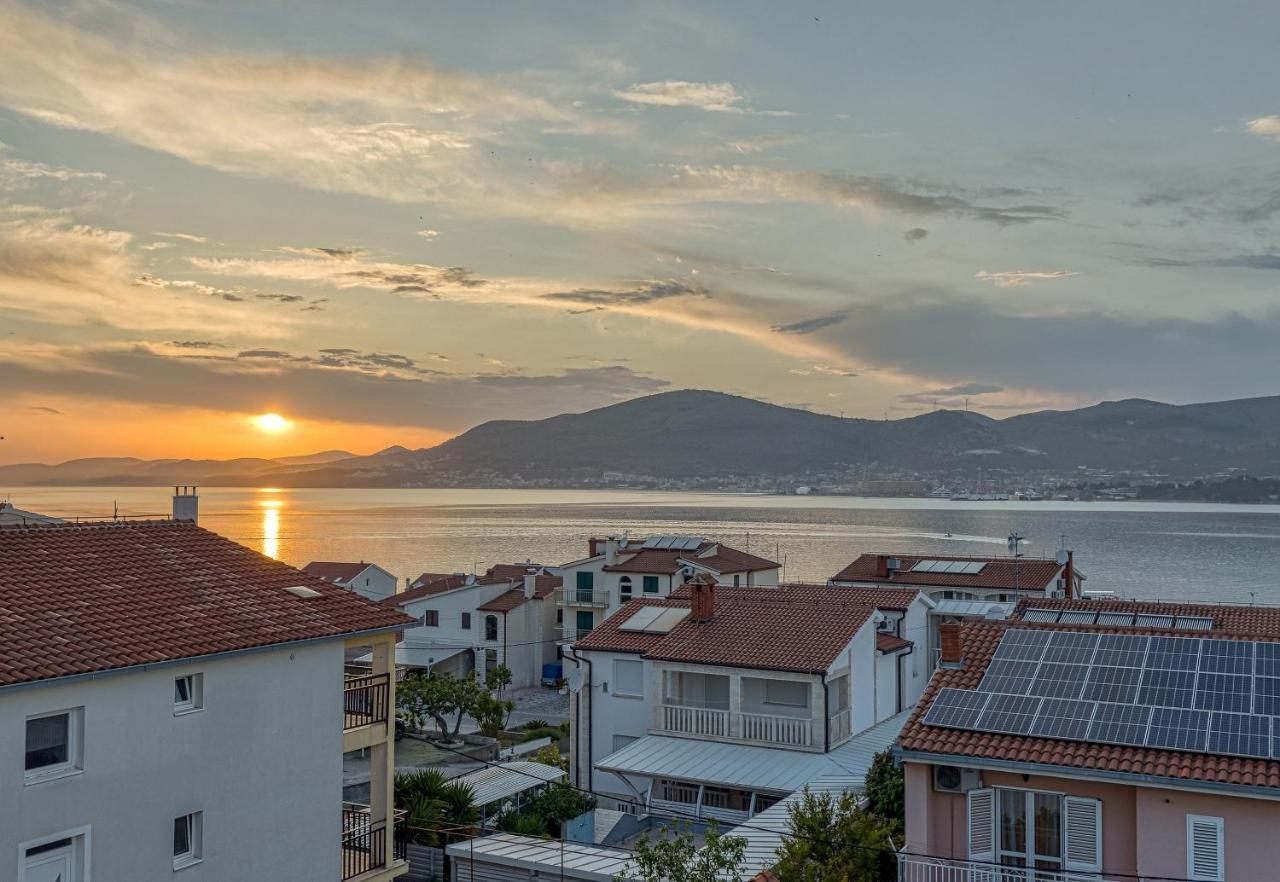 Island Resort Mihaela - Happy Rentals Trogir Buitenkant foto